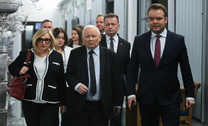 Prezes Prawa i Sprawiedliwości Jarosław Kaczyński w towarzystwie polityków tej partii: rzecznika Raf
