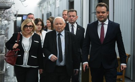 Prezes Prawa i Sprawiedliwości Jarosław Kaczyński w towarzystwie polityków tej partii: rzecznika Raf