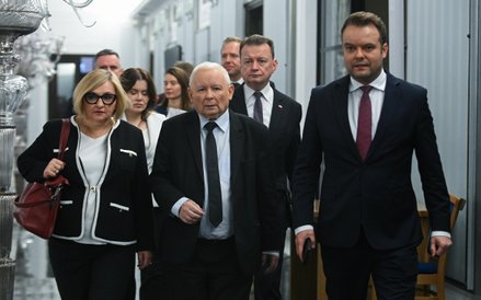 Prezes Prawa i Sprawiedliwości Jarosław Kaczyński w towarzystwie polityków tej partii: rzecznika Raf