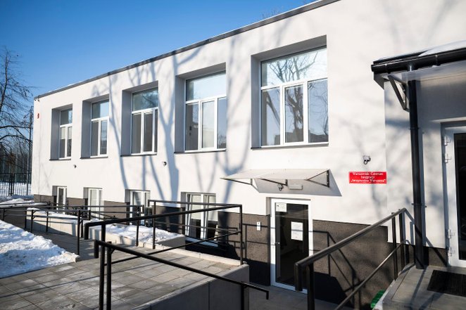 Placówka ma za zadanie wspierać proces wychodzenia z bezdomności poprzez ułatwienie dostępu do specj