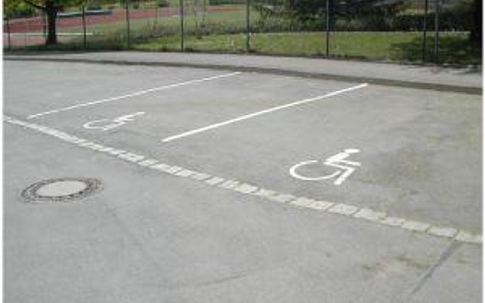 Szpital zarabia na parkingu