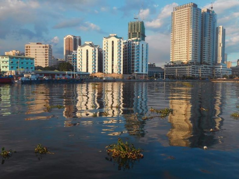 Manila to miasto zdominowane przez powojenną, modernistyczną zabudowę. W 1945 r. była podobnie znisz