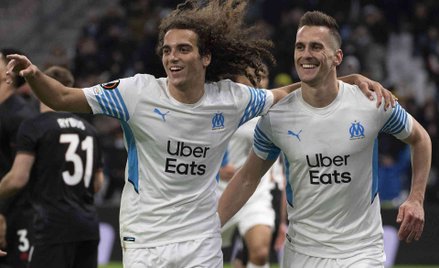 Arkadiusz Milik cieszy się z gola