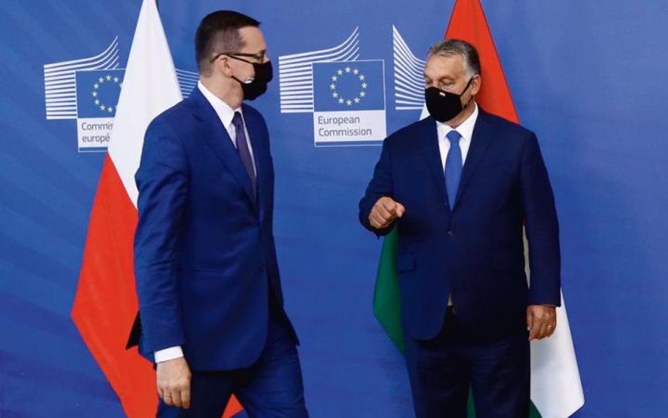 Mateusz Morawiecki, premier polskiego rządu i Victor Orban, szef węgierskiego rządu podczas ostatnie