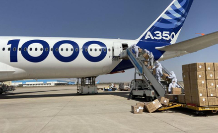 Testowy airbus przywiózł maski z Chin