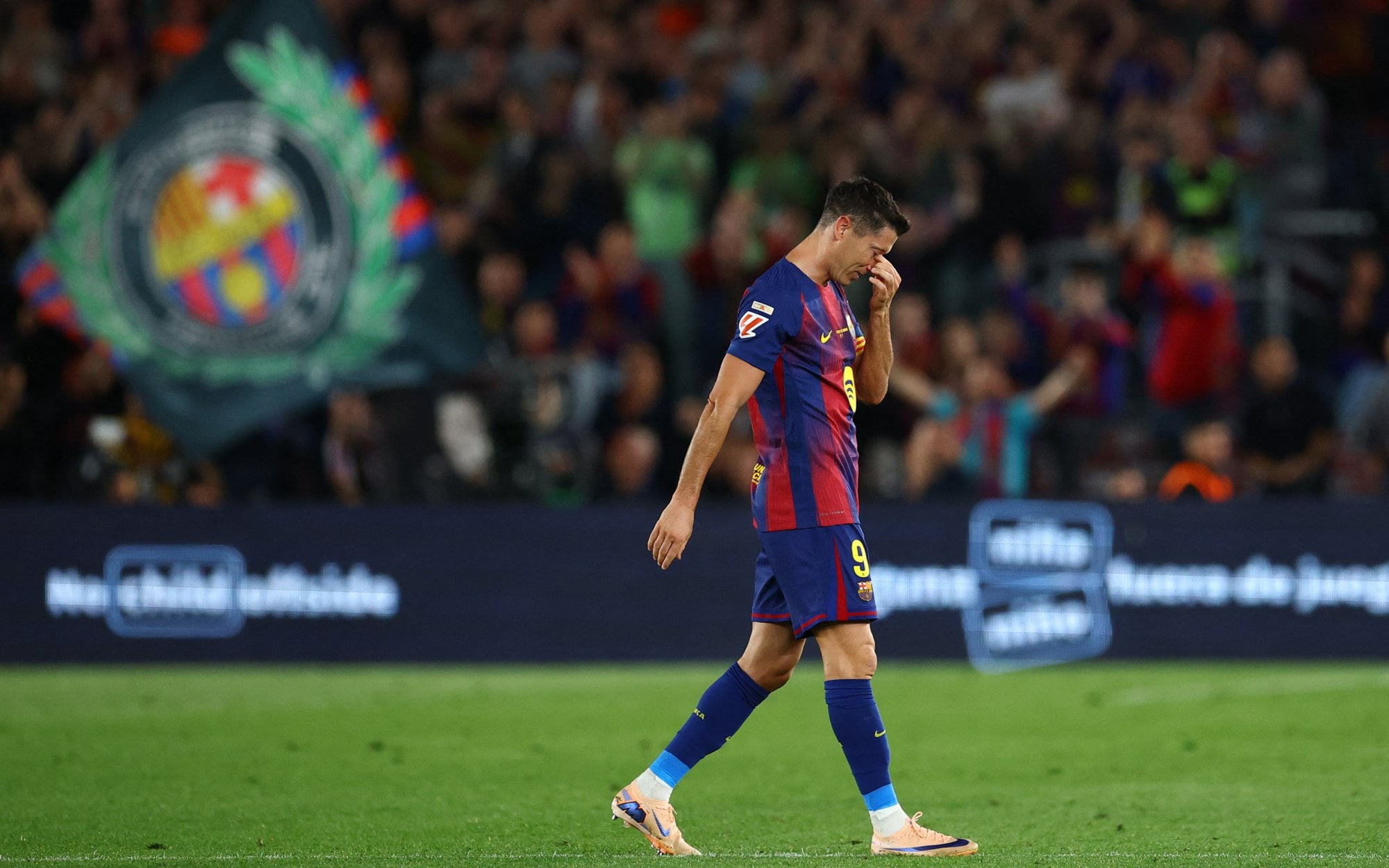 Camp Nou pożegnało Roberta Lewandowskiego. Z boiska schodził ze łzami w oczach