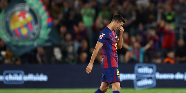 Camp Nou pożegnało Roberta Lewandowskiego. Z boiska schodził ze łzami w oczach
