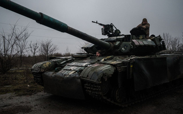 Ukraińscy żołnierze w T-64 na drodze między Czasiw Jarem i Bachmutem