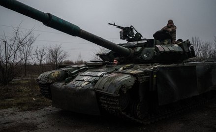 Ukraińscy żołnierze w T-64 na drodze między Czasiw Jarem i Bachmutem