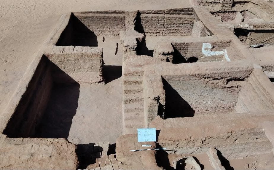 Archeolodzy odkryli osadę w oazie Dachla. Zachowały się domy, bazylika i setki ostraków