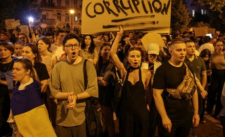 Ukraińcy protestują przeciwko nowo uchwalonej ustawie, która ogranicza niezależność instytucji antyk