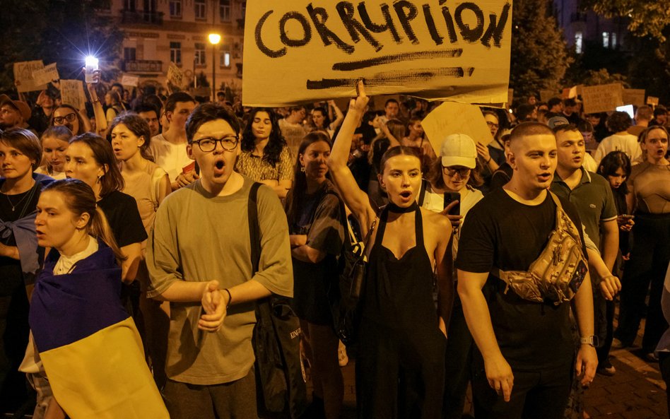 Ukraińcy protestują przeciwko nowo uchwalonej ustawie, która ogranicza niezależność instytucji antyk