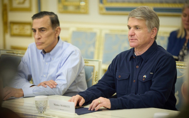 Michael McCaul (z prawej) w czasie spotkania z prezydentem Zełenskim