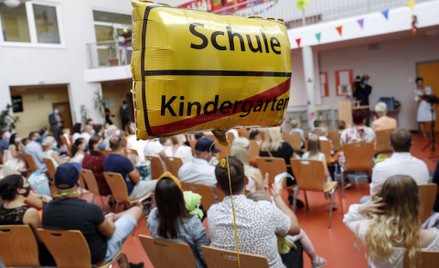 Pierwszy dzień edukacji w niemieckiej szkole podstawowej. Dzieci idą do szkoły z reguły w wieku 6 la