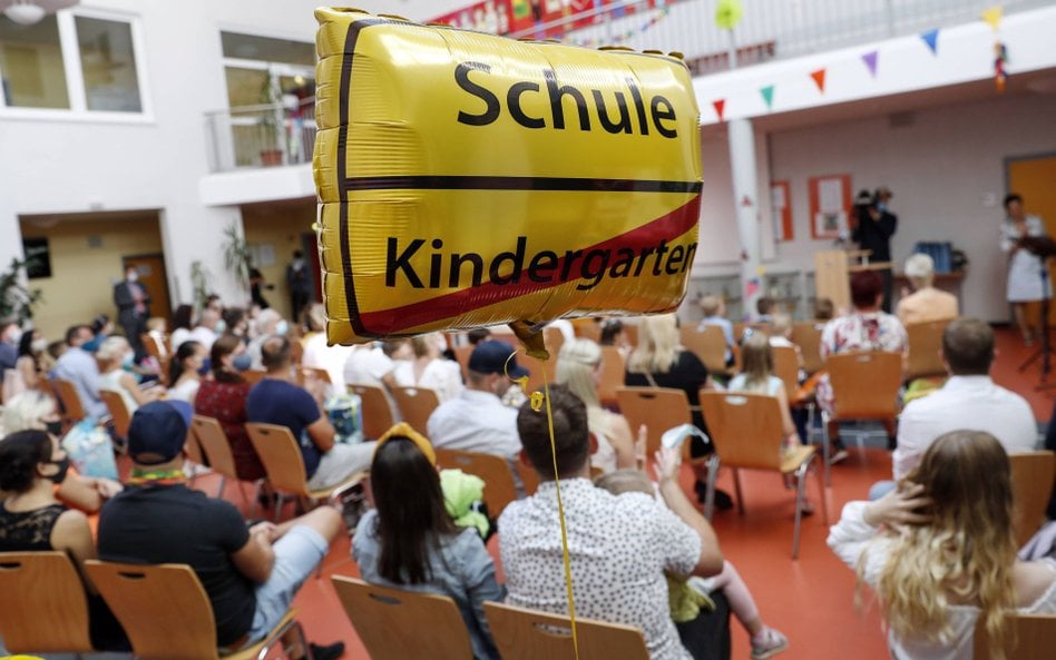 Pierwszy dzień edukacji w niemieckiej szkole podstawowej. Dzieci idą do szkoły z reguły w wieku 6 la