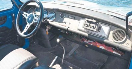 Wnętrze surowe, jak przystało na wóz mający się przede wszystkim ścigać.