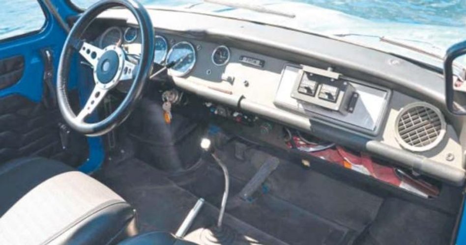 Wnętrze surowe, jak przystało na wóz mający się przede wszystkim ścigać.