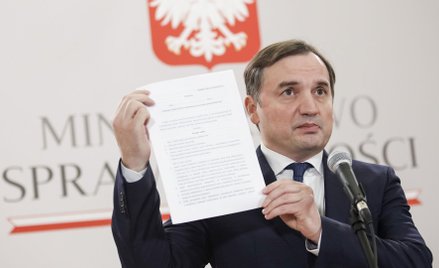 Dezinformacja, fake newsy, spiskowe teorie, radykalizacja, powstawanie baniek informacyjnych – wobec