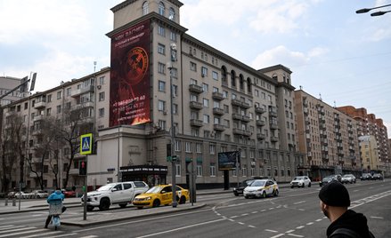 Centrum Moskwy. Na budynku reklama zachwalająca służbę w oddziałach najemników Grupy Wagnera