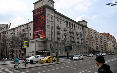 Centrum Moskwy. Na budynku reklama zachwalająca służbę w oddziałach najemników Grupy Wagnera
