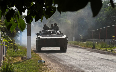 Ukraińscy żołnierze na głównej drodze do Lisiczańska, fotografia z 26 czerwca