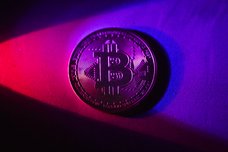 Atak Izraela na Iran wywołuje panikę na rynku krypto. 128 mld dolarów wyparowało