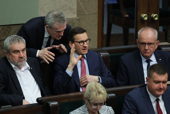 Mateusz Morawiecki (C) oraz Jan Krzysztof Ardanowski, Piotr Gliński i Fryderyk Kapinos na sali obrad
