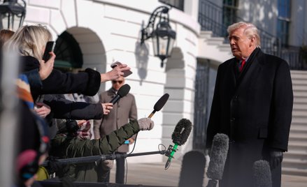 Donald Trump z dziennikarzami przez Białym Domem.