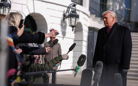 Donald Trump z dziennikarzami przez Białym Domem.