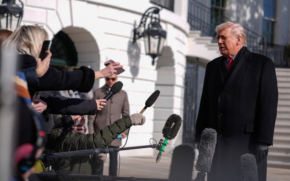 Donald Trump z dziennikarzami przez Białym Domem.