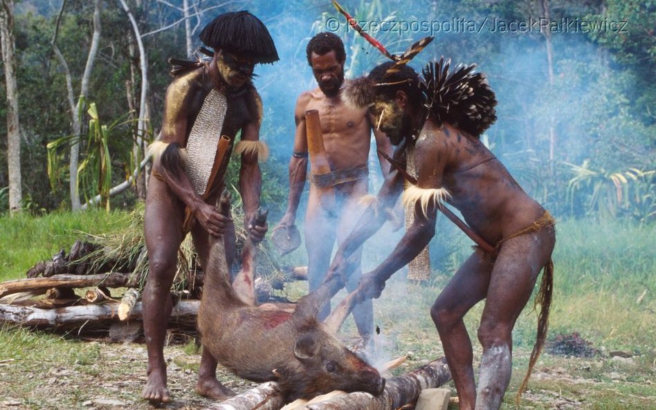 Tradycyjna pieczeń świni z warzywami i słodkimi ziemniakami