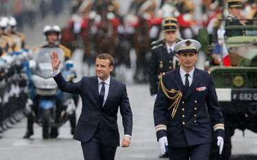 Emmanuel Macron zmierza na uroczystość zaprzysiężenia (Paryż, 14 maja). Czy ma dość energii i polity