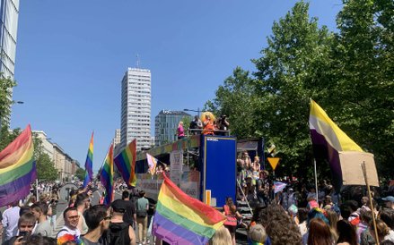 Jedna z licznych platform muzycznych przejeżdżających ulicami Warszawy