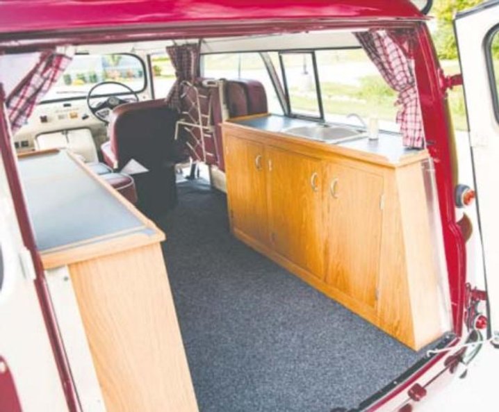 Wnętrze jest skromne, ale praktyczne, na składanych siedzeniach wyśpią się cztery osoby. Wewnątrz zn