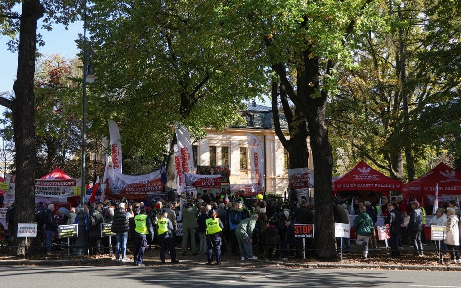Protest przed Trybunałem Konstytucyjnym w Warszawie.