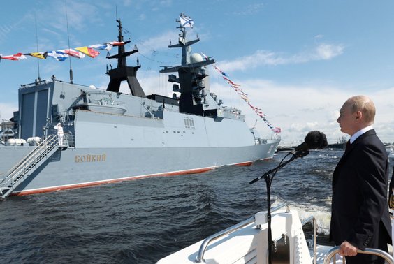 Władimir Putin podczas parady rosyjskiej marynarki wojennej w Petersburgu