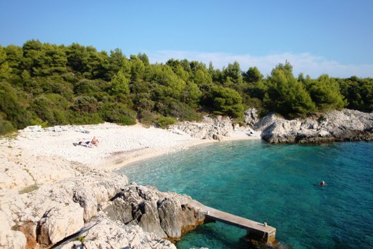 Plaża na Hvarze – górzystej wyspie u wybrzeży Chorwacji