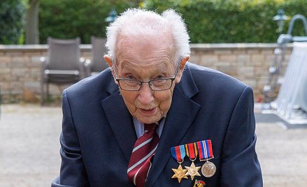99-letni weteran zebrał miliony funtów na walkę z koronawirusem