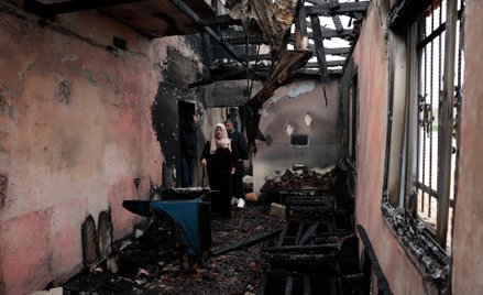 Palestyńczycy oglądają zniszczony dom, spalony - jak twierdzą – przez izraelskich osadników w Al-Fan