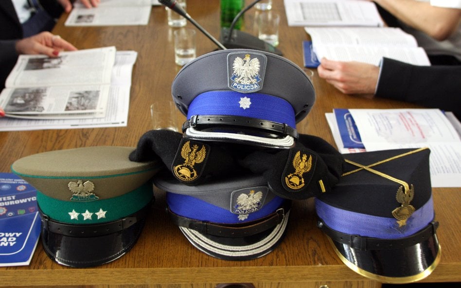 Dodatek trafi do dla funkcjonariuszy służb, które podlegają MSWiA – na wzór zasad obowiązujących w w