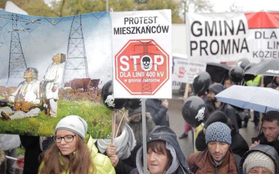 Demonstracja przeciwników linii wysokiego napięcia pod siedzibą PiS