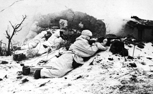 Strzelcy Armii Czerwonej walczą w ruinach Stalingradu (1943 r.)