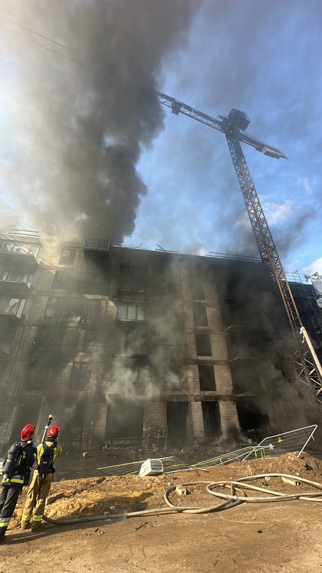 Strażacy dogaszają miejsce pożaru elewacji