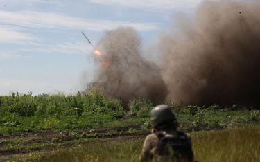 Ukraińska wyrzutnia rakietowa BM-21 Grad prowadzi ostrzał rosyjskich pozycji w pobliżu Bachmutu