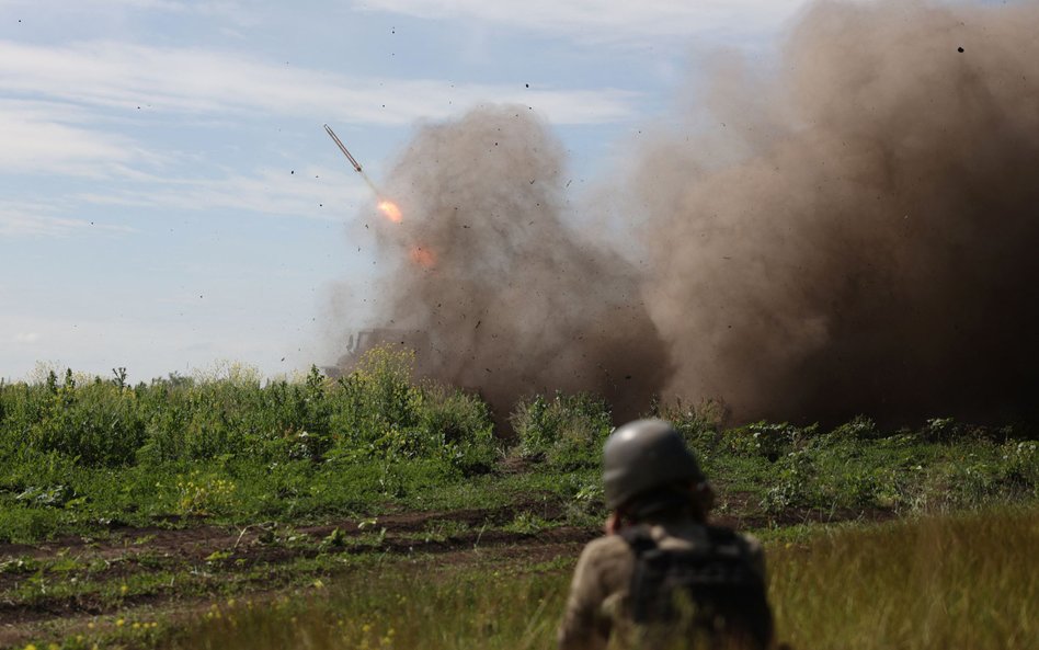 Ukraińska wyrzutnia rakietowa BM-21 Grad prowadzi ostrzał rosyjskich pozycji w pobliżu Bachmutu