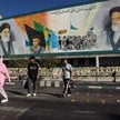 Irańczycy przechodzą obok muralu przedstawiającego założyciela Islamskiej Republiki Iranu, ajatollah