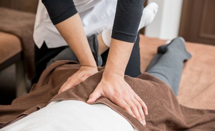 Kiedy fiskus nie chce VAT od masażów i świecowania uszu