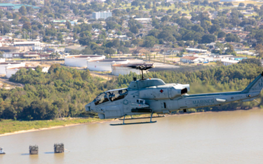 Ostatni śmigłowiec bojowy Bell AH-1W Super Cobra dywizjonu USMC HMLA-773 w pożegnalnym locie. Fot./U