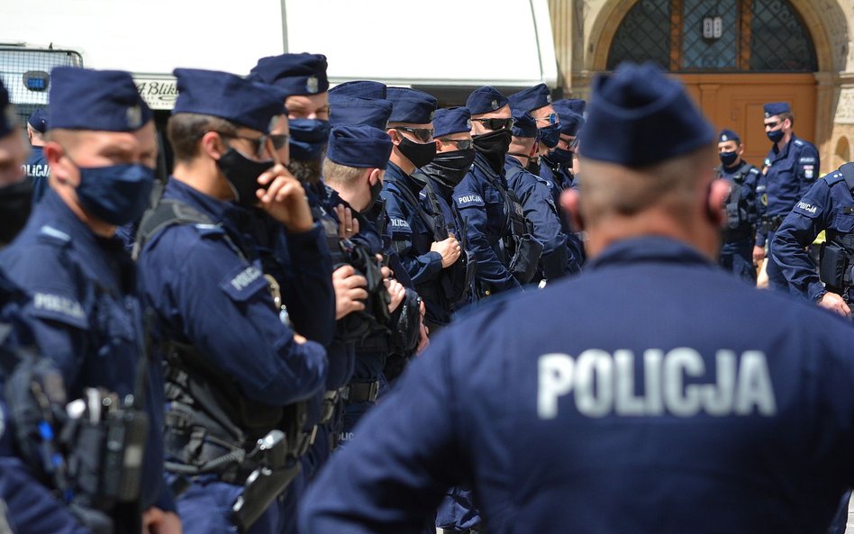 Złodzieje się rozzuchwalili - chowają się za maseczką. Rośnie liczba kradzieży