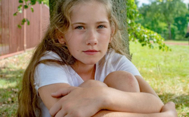 11-letnia Marianna Ame (Tonia) doskonale dostosowała się do konwencji filmu Marcina Bortkiewicza